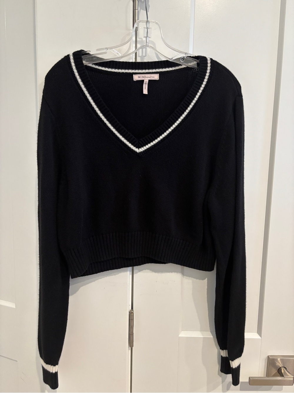 BCBGeneration Black V-Neck Cropped Sweater. Size L